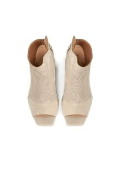 Kazar IMANI - SUEDE BOOTIES ON A WIDE HEEL WITH AN OPEN TOE - High Heel Sandalette - Beige -Kazar Schuhe Geschaft 5262fff5cb4c4c94a93a61467f381ee6